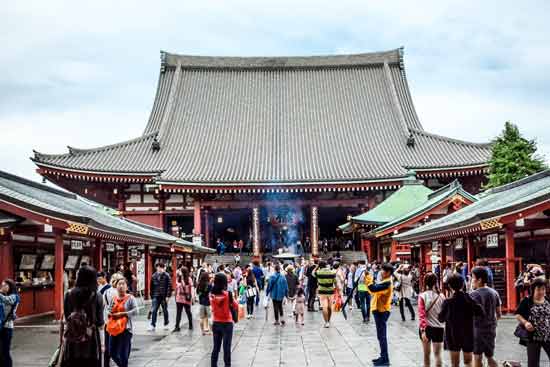Bildrecht: Jindong H. / unsplash.com - Public domain Tempel mit Pagoden und Menschen