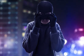 Ein Vermummter Verbrecher demaskiert sich