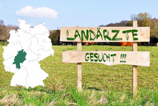 Wiese mit Kühen, davor großes Schild mit Aufschrift „Landärzte gesucht“, links Deutschlandkarte mit Hessen markiert