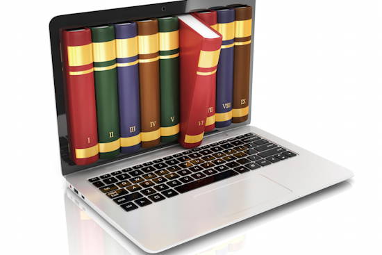 Laptop mit Bücherreihe auf dem Bildschirm, ein Buch fällt aus dem Bildschirm heraus