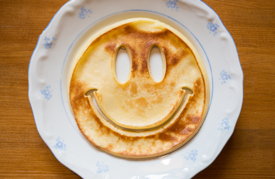 Smiley-Pfannkuchen auf Teller