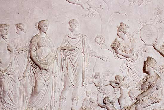 Menschliche Figuren in eine Steinplatte romanischen Ursprungs eingemeiselt