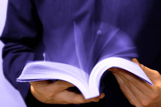 Buch, das von Jemanden sehr schnell durchgeblättert wird