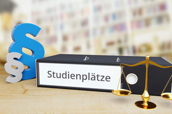 Ordner „Studienplätze“, daneben Balkenwaage (Symbol für Abwägen in der Justiz) und Paragraphen-Zeichen