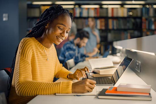 Studentin schreibt an ihrer Seminararbeit