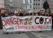 Dräger auf die Couch - Transparent auf der Demo in Hamburg