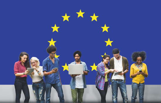 Verschiedenste Studierende vor der EU-Flagge