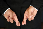 Grekreuzte Finger hinter dem Rücken