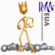 Ein goldener König zwischen umgeworfenen Schachfiguren, daneben das Logo der European University Association